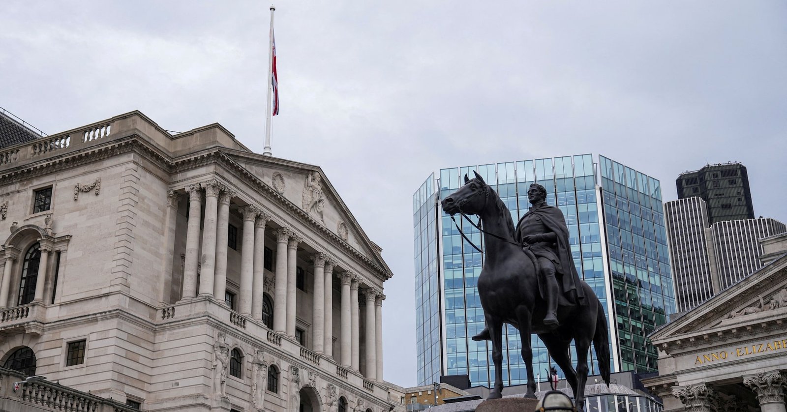 Economists Urge Bank of England to Slow or Halt Bond Sales