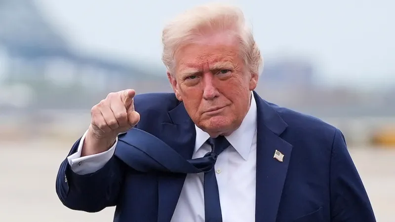 Trump Warns Iran as U.S. Naval ‘Armada’ Heads Toward Region