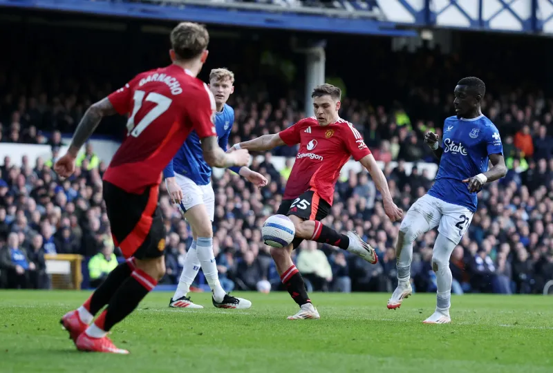 Manchester United's Last-Minute VAR Penalty Drama Secures 2-2 Draw at Everton
