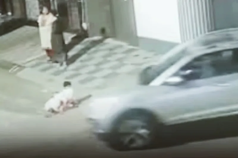 গাড়ির চাপায় দুই বছরের শিশু নিহত, অল্পের জন্য বাঁচল বোন