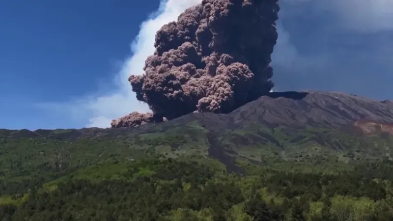 Powerful Eruption Again at Italy’s Mount Etna – Public Alert Issued, But No Major Risk