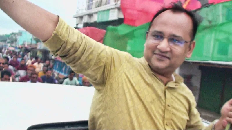 লালপুর-বাগাতিপাড়ায় ডা. ইয়াসির আরশাদ রাজনের পক্ষে বিএনপি নেতাকর্মীদের গণসংযোগ ও লিফলেট বিতরণ