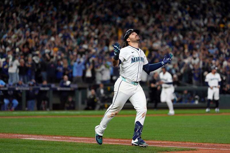 Eugenio Suárez lights up T-Mobile Park with a legendary performance