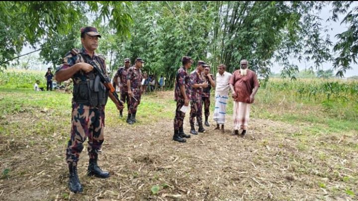 লালমনিরহাট সীমান্তে কৃষকদের সঙ্গে ধস্তাধস্তি, অস্ত্র ফেলে পালাল বিএসএফ