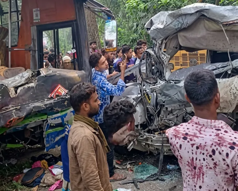চট্টগ্রামের কর্ণফুলীতে কাভার্ডভ্যানের ধাক্কায় ৪ জনের মর্মান্তিক মৃত্যু