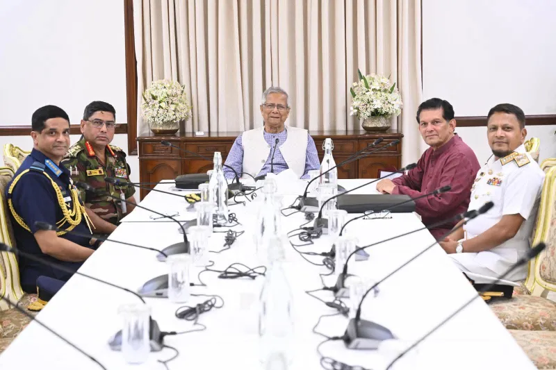 বাংলাদেশের নির্বাচন ঘিরে তিন বাহিনীর প্রধানদের সঙ্গে জরুরি বৈঠক,