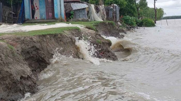 ভাঙনের দুঃসহ বাস্তবতা — নদীর পেটে বাংলাদেশ