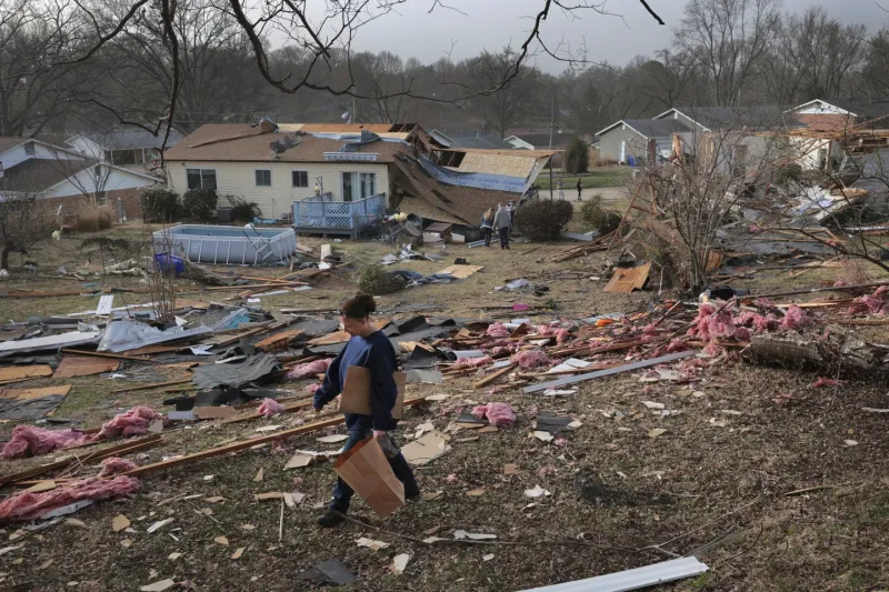 At least 34 dead in severe tornado and wildfires in the United States, affecting nearly 100 million people