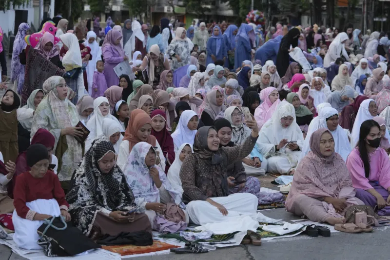 Eid al-Fitr Celebration in Indonesia: Men, Women, and the Young and Elderly Unite - Eid Prayers in Jakarta