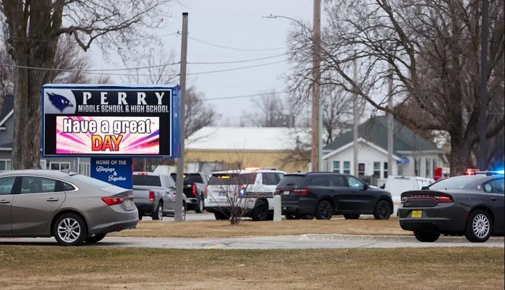 1 killed in school shooting in Iowa
