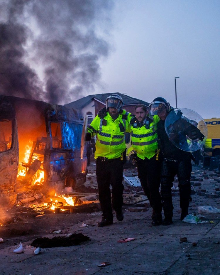 "The 'Resilience and Confident Struggle' of the Police Officer Injured in the Taylor Swift Riot: A Defining Moment of 2024"