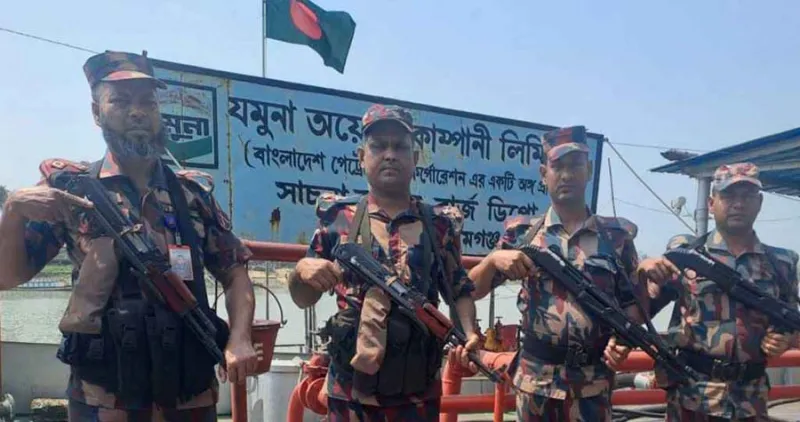 মধ্যপ্রাচ্যে উত্তেজনার প্রভাব: জ্বালানি সরবরাহ স্বাভাবিক রাখতে পেট্রোল পাম্পে বিজিবি মোতায়েন