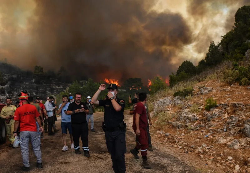 Western Turkey’s Izmir Province Burns for Second Day Amid Devastating Wildfires — Over 1,000 Firefighters, Helicopters Deployed