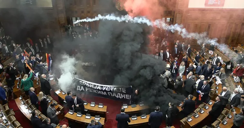 Opposition Protest in Serbian Parliament – Smoke Bombs and Flares Thrown, Multiple Lawmakers Injured