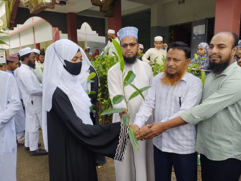 সবুজের স্বপ্নে শিশুদের অংশগ্রহণ — দুর্বার উন্নয়ন সংস্থার প্রশংসনীয় উদ্যোগে মুখর মাদ্রাসা প্রাঙ্গণ