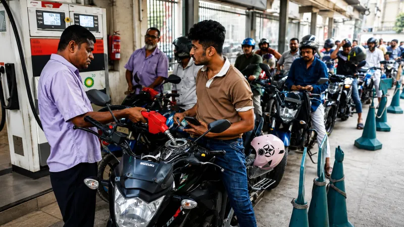 হরমুজ খুলতে পারে, কমছে জ্বালানির দাম