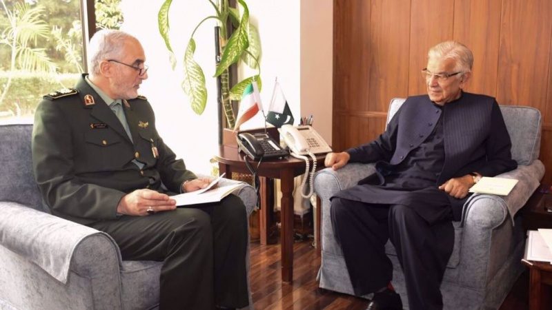Iran and Pakistan Vow to Strengthen Military and Defense Cooperation Amid Border Tensions