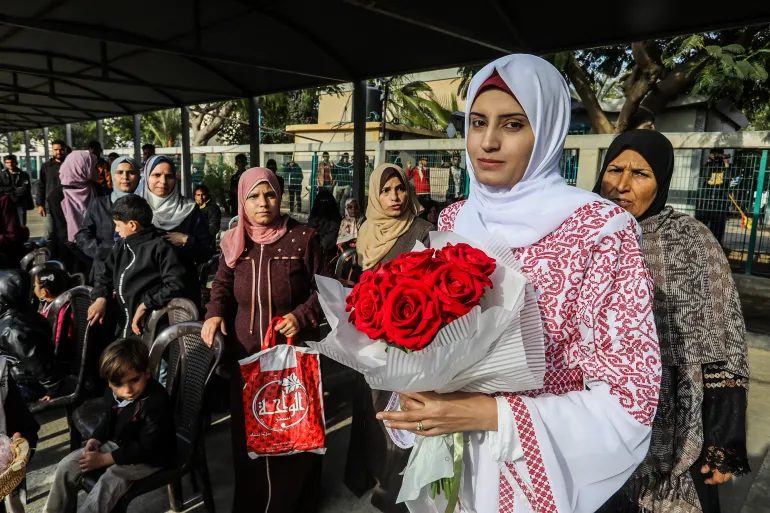 Historic Emotional Moment for Palestinians as Released Prisoners Return – Waiting with Flowers for Their Loved Ones