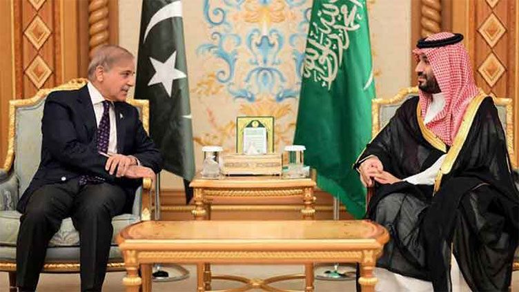 Pakistani Prime Minister Shehbaz Sharif Meets Saudi Crown Prince in Jeddah to Strengthen Bilateral Relations