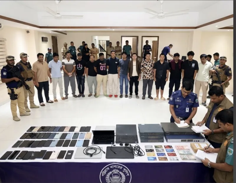 চট্টগ্রামের খুলশীতে বিপুল সংখ্যক বিদেশি প্রতারক চক্রের সদস্যদের গ্রেফতার করেছে পুলিশ