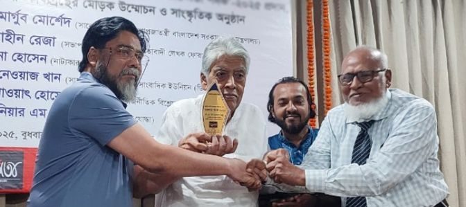 বিজয়ের মাসে সাহিত্যপ্রেমী আব্দুল্লাহ উজ্জ্বল পেলেন ‘নক্ষত্র সাহিত্য পুরস্কার–২০২৫’