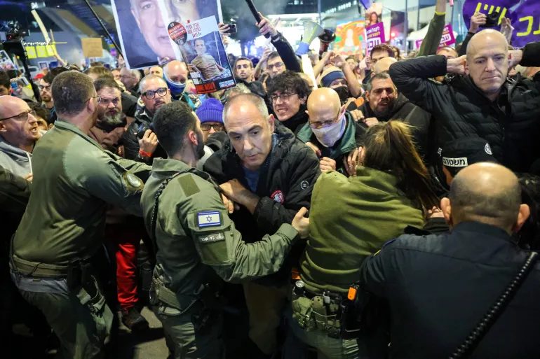 Thousands Protest in Jerusalem Demanding Release of Captive Detainees in Gaza – Clashes with Police