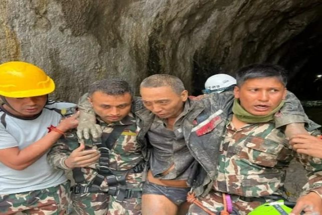 ধ্বংসস্তূপে ১০ দিন পর অলৌকিকভাবে জীবিত উদ্ধার চীনা নাগরিক