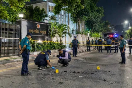 প্রধানমন্ত্রীর কার্যালয়ের সামনে ককটেল বিস্ফোরণ, সন্দেহভাজন তিনজনকে গ্রেপ্তার করেছে পুলিশ, মামলা হয়েছে