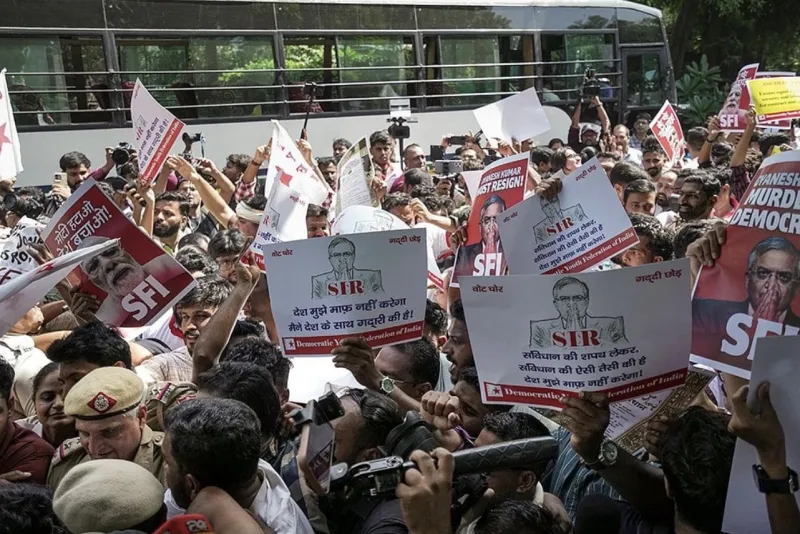 ভোটার তালিকা বিতর্কে উত্তাল দিল্লি, নির্বাচন কমিশনপ্রধানের পদত্যাগ দাবিতে রাজপথে তরুণেরা