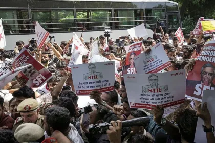ভোটার তালিকা বিতর্কে উত্তাল দিল্লি, নির্বাচন কমিশনপ্রধানের পদত্যাগ দাবিতে রাজপথে তরুণেরা