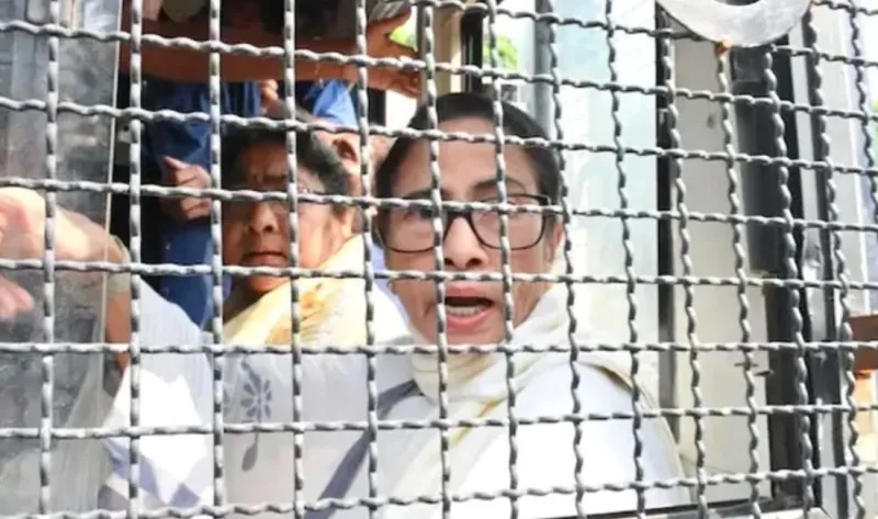 দিল্লিতে আটক মমতা বন্দ্যোপাধ্যায়, নির্বাচন কমিশনের বিরুদ্ধে বিক্ষোভ ঘিরে উত্তেজনা