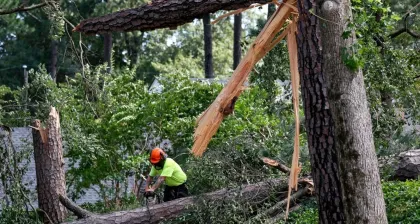 ভয়াবহ ঘূর্ণিঝড়ে ফ্লোরিডা লণ্ডভণ্ড, প্রাণহানি বেড়ে চার, বিদ্যুৎহীন লাখো মানুষ