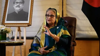 তারেক রহমানের সরকারের বিরুদ্ধে অভিযোগ, দেশে ফিরেই গণতন্ত্র পুনরুদ্ধারের অঙ্গীকার শেখ হাসিনার