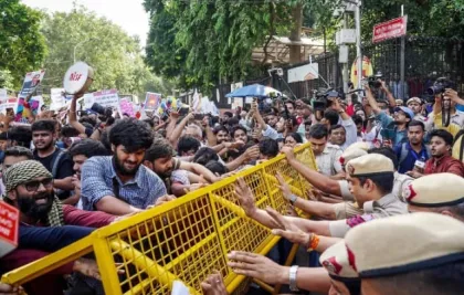 ভারতের ভোটার তালিকা থেকে কোটি নাম বাদ, মোদি সরকারের বিরুদ্ধে তরুণদের বিক্ষোভ তীব্র