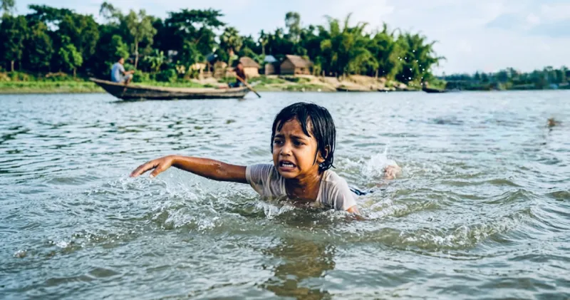 অসুস্থ ছয় বছরের মেয়েকে হ্রদে ফেলে পালানোর অভিযোগ মায়ের, সাহসী তিনজনের তৎপরতায় প্রাণে বাঁচল শিশু