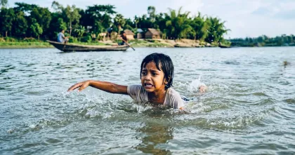 অসুস্থ ছয় বছরের মেয়েকে হ্রদে ফেলে পালানোর অভিযোগ মায়ের, সাহসী তিনজনের তৎপরতায় প্রাণে বাঁচল শিশু