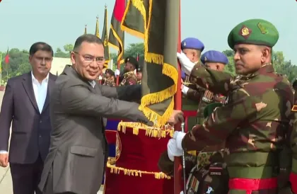 সাভারে সেনাবাহিনীর সাত ইউনিটকে জাতীয় পতাকা দিলেন প্রধানমন্ত্রী তারেক রহমান
