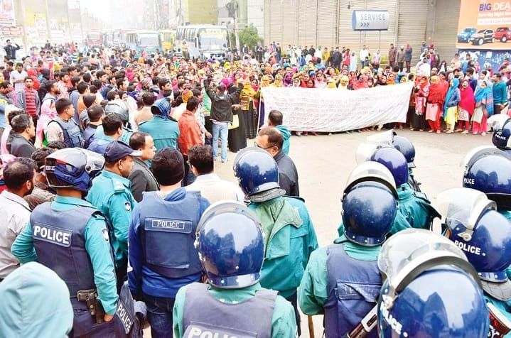 বকেয়া বেতন ও ৩০ হাজার টাকা ন্যূনতম মজুরির দাবিতে উত্তরা সংঘর্ষ, আহত ৫০