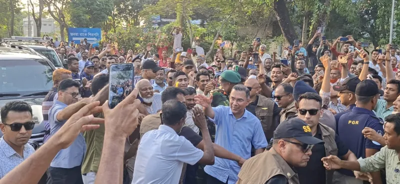 প্রটোকল ভেঙে নেতাকর্মীদের কাছে প্রধানমন্ত্রী, গুরুত্ব দিলেন মোংলা বন্দরের আধুনিকায়নে