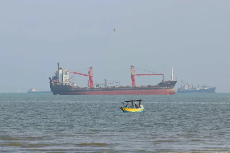 হরমুজ প্রণালিতে সাত জাহাজে হামলার দাবি, নতুন উত্তেজনায় বিশ্ববাজারে তেলের দাম বাড়ল