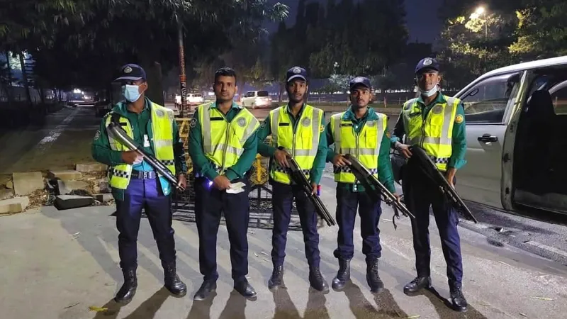 ঢাকায় ২৪ ঘণ্টায় ৫২৫ জন গ্রেপ্তার, ৪৬ মামলায় পুলিশের ব্যাপক অভিযান রাজধানীজুড়ে